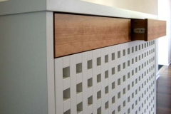 Heizkörperverkleidung - weiß lackiert, mit Schubfächern