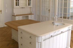 Landhausküche mit Kücheninsel - außen Ahorn weiß lackiert, innen Eichenholz klar lackiert