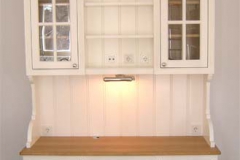 Landhausküche mit Kücheninsel - außen Ahorn weiß lackiert, innen Eichenholz klar lackiert