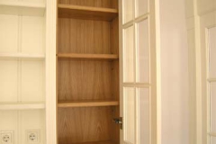 Landhausküche mit Kücheninsel - außen Ahorn weiß lackiert, innen Eichenholz klar lackiert