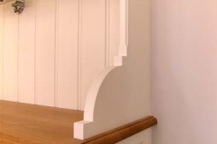 Landhausküche mit Kücheninsel - außen Ahorn weiß lackiert, innen Eichenholz klar lackiert