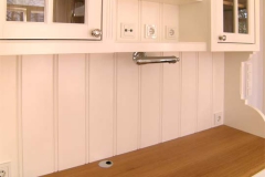 Landhausküche mit Kücheninsel - außen Ahorn weiß lackiert, innen Eichenholz klar lackiert