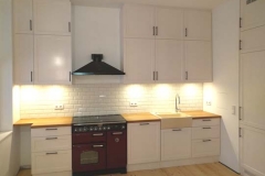 Einbauküche mit Schieferpaneel