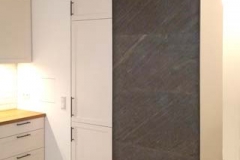 Einbauküche mit Schieferpaneel