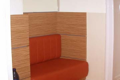 Sitzbank mit Wandpaneelen (Arztpraxis) - Zebrano-Holz mit farbigem Schichtstoff