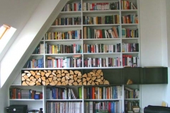 Regale mit Schubladen und Brennholz-Staukästen aus Metall