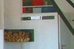 Regale mit Schubladen und Brennholz-Staukästen aus Metall