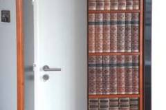 Bücherregal mit Geheimtür - Kirschbaum