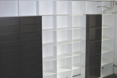 Bücherregal mit verschiebbaren Elementen - weiß lackiert und Buchenholz, gebeizt