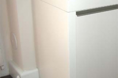 Wandregal mit Heizkörperverkleidung und Schubladen - weiß lackiert