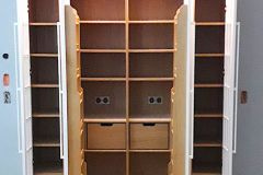 Küchenschrank weiß lackiert, innen in Eichenholz geölt