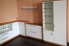 Einbauschränke - Front weiß lackiert, Seiten und Arbeitsplatte Kirschbaum