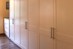 Kleiderschrank mit Kommode - Umrandung in Nussbaumholz, Fronten lackiert, innen Buchenholz