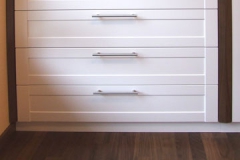 Kleiderschrank mit Kommode - Umrandung in Nussbaumholz, Fronten lackiert, innen Buchenholz