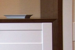 Kleiderschrank mit Kommode - Umrandung in Nussbaumholz, Fronten lackiert, innen Buchenholz